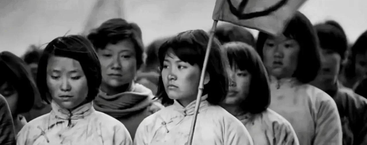1941年，一对姐妹刚进入日军炮楼，便围上来了一大群日本兵，一个个像猴一样盯着姐