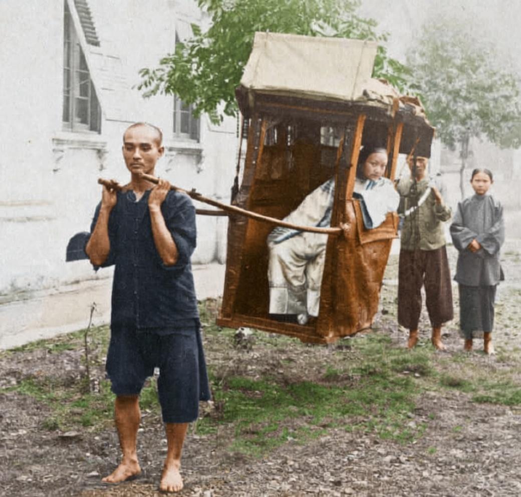 晚清，广州，轿中千金是一位富贵人家的小姐，因缠足而行动不便，必须依赖轿子出行。在