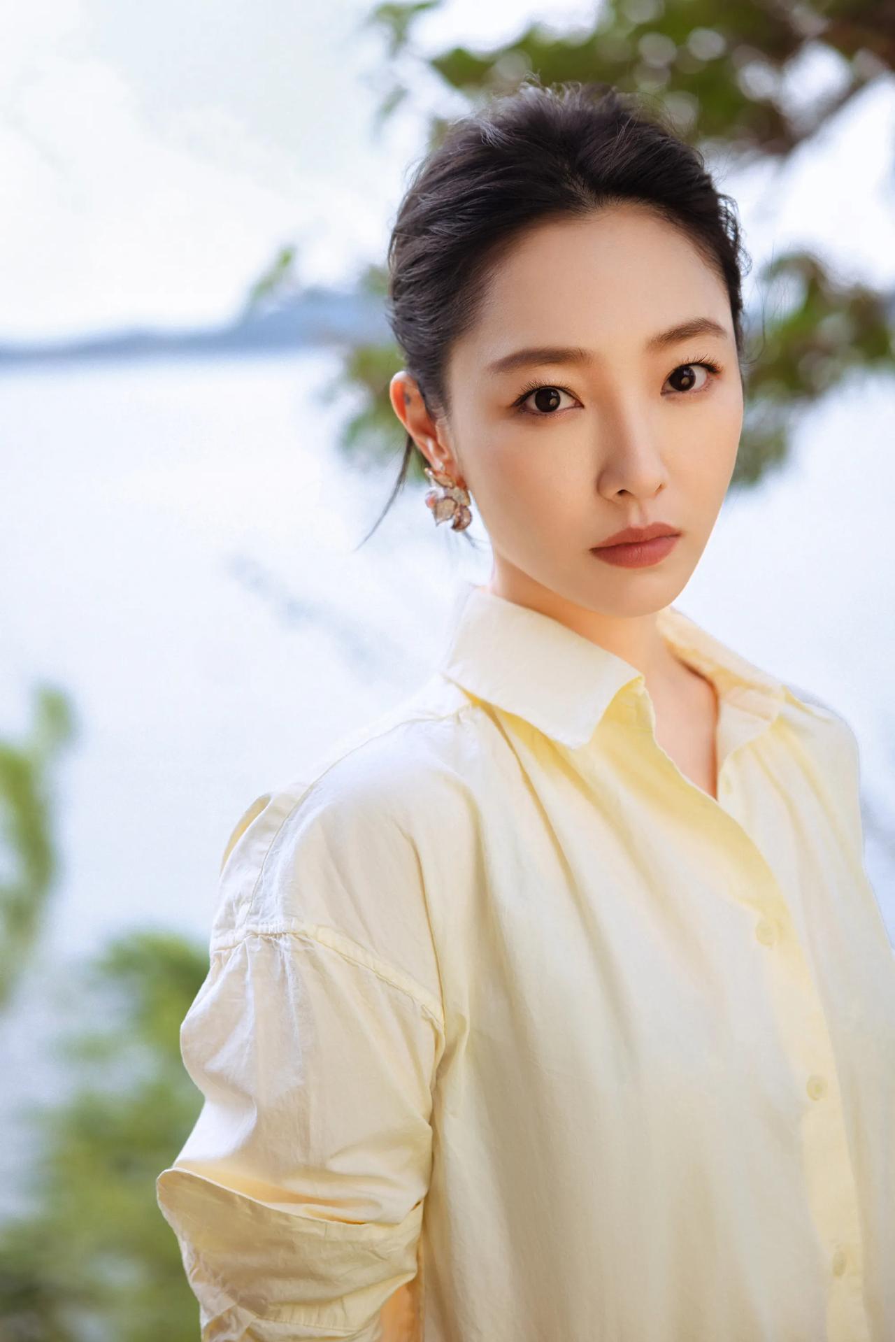 白百何这件淡黄衬衫裙，没有复杂设计。宽松遮肉，配色柔和，普通人也能借鉴的简约高