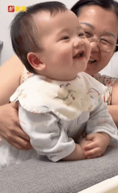 这宝宝火到人民日报了！广东广州，奶奶和宝宝说妈妈快回家了，宝宝信以为真，默默趴在