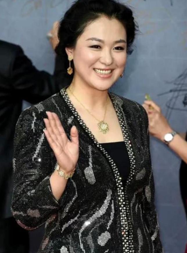 她指着回放画面说：“一个吻不够，我自己掏钱补拍。”拍《潜伏》时，沈傲君已经通