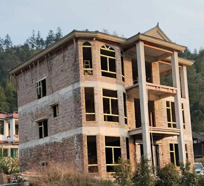 湖南人的三大执念：有钱后，回老家自建新房、回老家修缮祖坟、回老家续修族谱。三