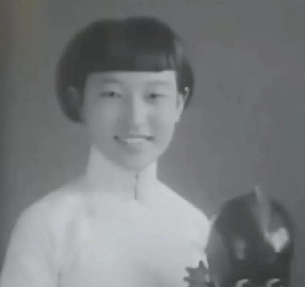 2014年，清末最后一位格格，溥义的亲侄女，在北京离世。临终时，她捐出了北京1套