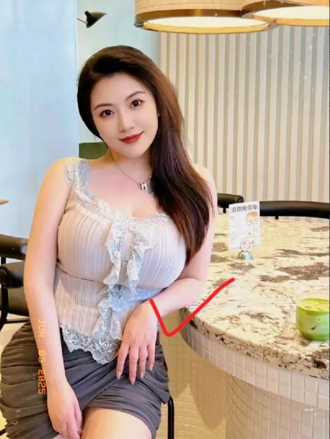 我隔壁住着个40岁左右的大哥，天天不出去上班，可穿着总是干干净净，全