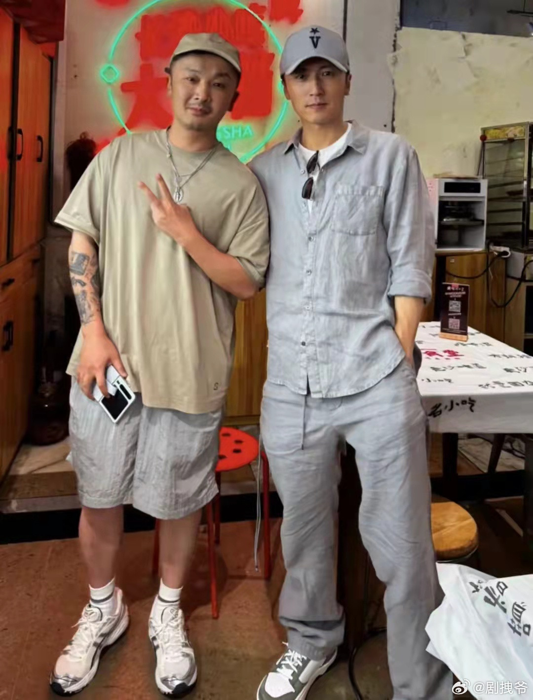 45岁谢霆锋现身长沙，去湘菜馆探店，身材瘦了好多，颜值大回春了​！​​​