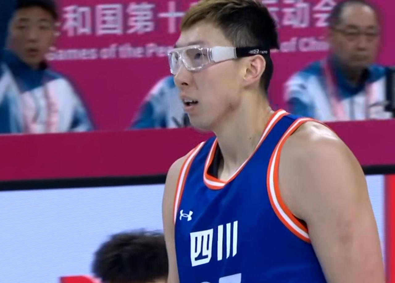 从6投0中，到三分球3投3中，成为了四川队赢球奇兵，球迷：周琦的600万奖金，要