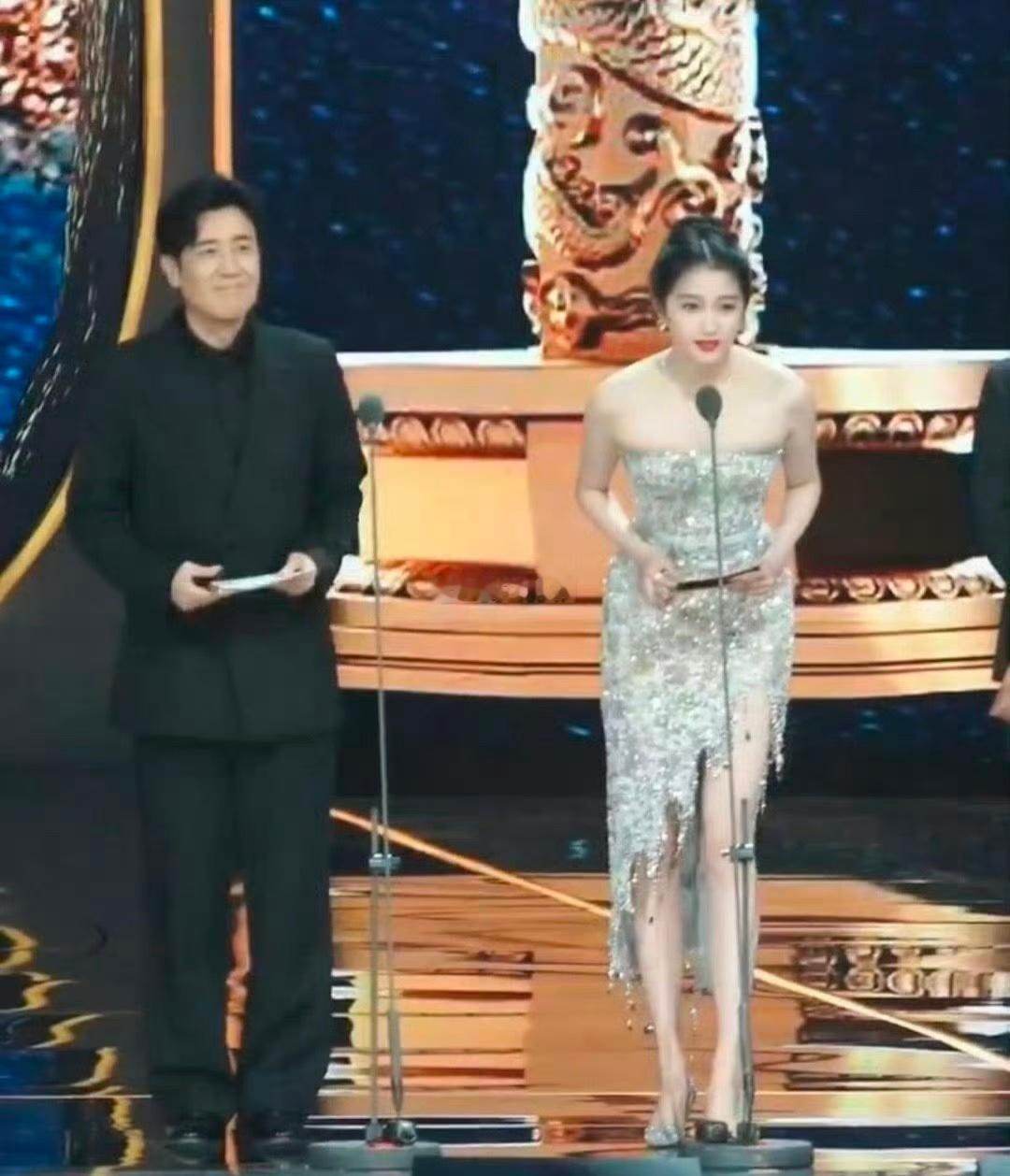 感觉这是最适合关晓彤的一次造型了衣服完全扬长避短了