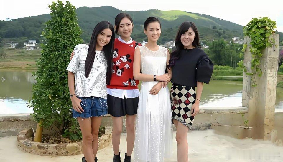 这样看张柏芝还不如黄圣依亮眼10年前的合影四位明星里没想到还有张柏芝呢其余两个不