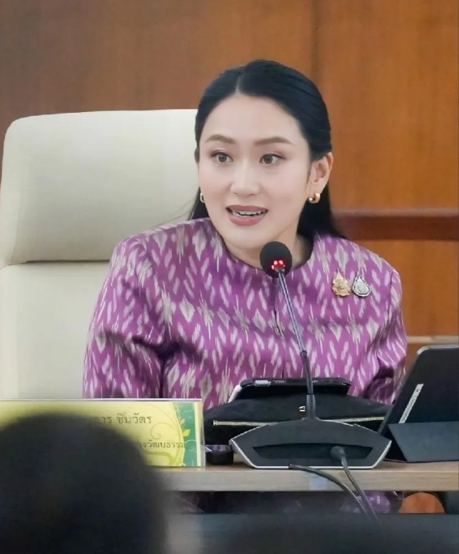 佩通坦才是赢家！为什么会这么说？因为她刚刚卸任总理没几天，便迅速转任文化部部长