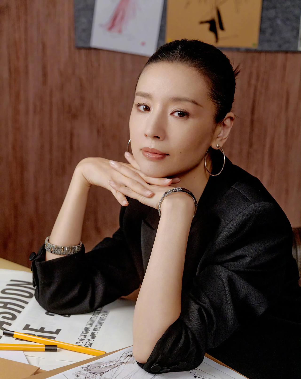 #董洁#在满是灵感碎片的空间里，黑西装是底气，手袋藏着野心。目光掠过手稿与杂志，