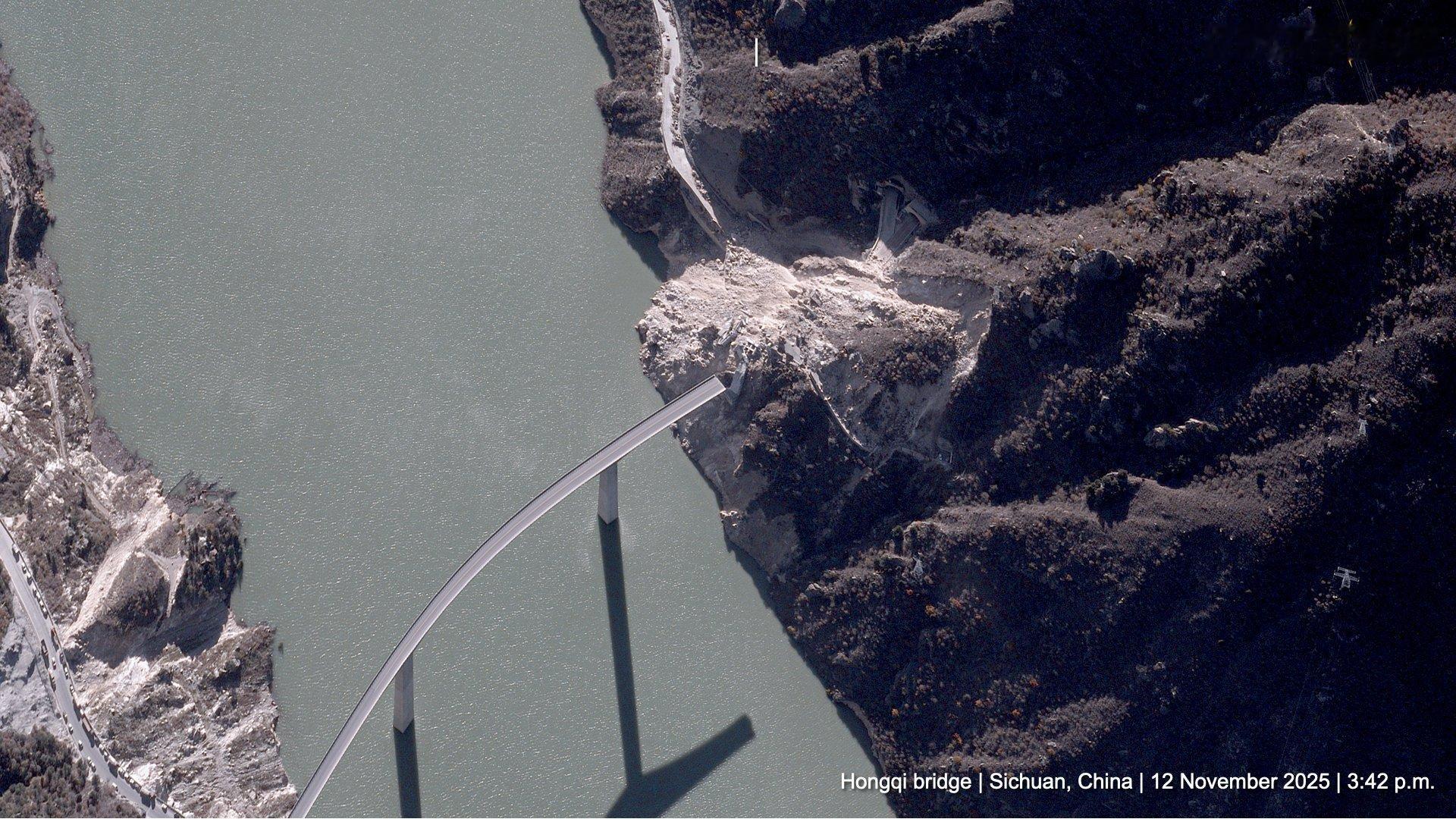 BlackSkyGen-3卫星拍摄到垮塌后的四川阿坝红旗桥，据阿坝州交通运输局