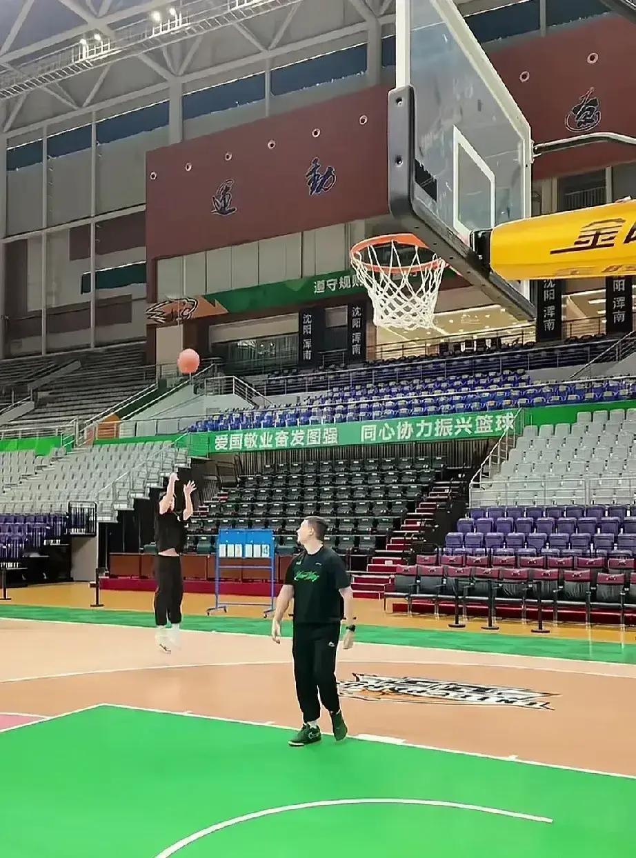 赵继伟这恢复速度真够快的。伤筋动骨一百天，他这倒好，比原计划还提前了十来天。听说