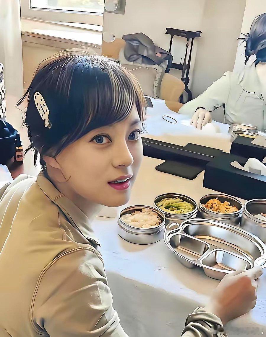 孙俪的饭盒，六年没换过。这哪是节俭，这分明是用行动在做事！孙俪拿着一个400块的