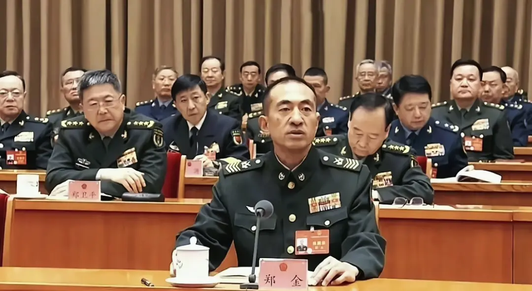 坐在最前排的是谁啊，这也太牛了吧。