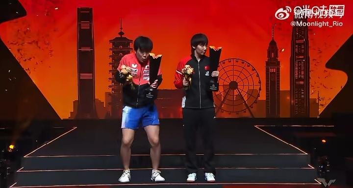 颁奖仪式上的女单冠军王曼昱🇨🇳、男单冠军张本智和🇯🇵！2025年WTT