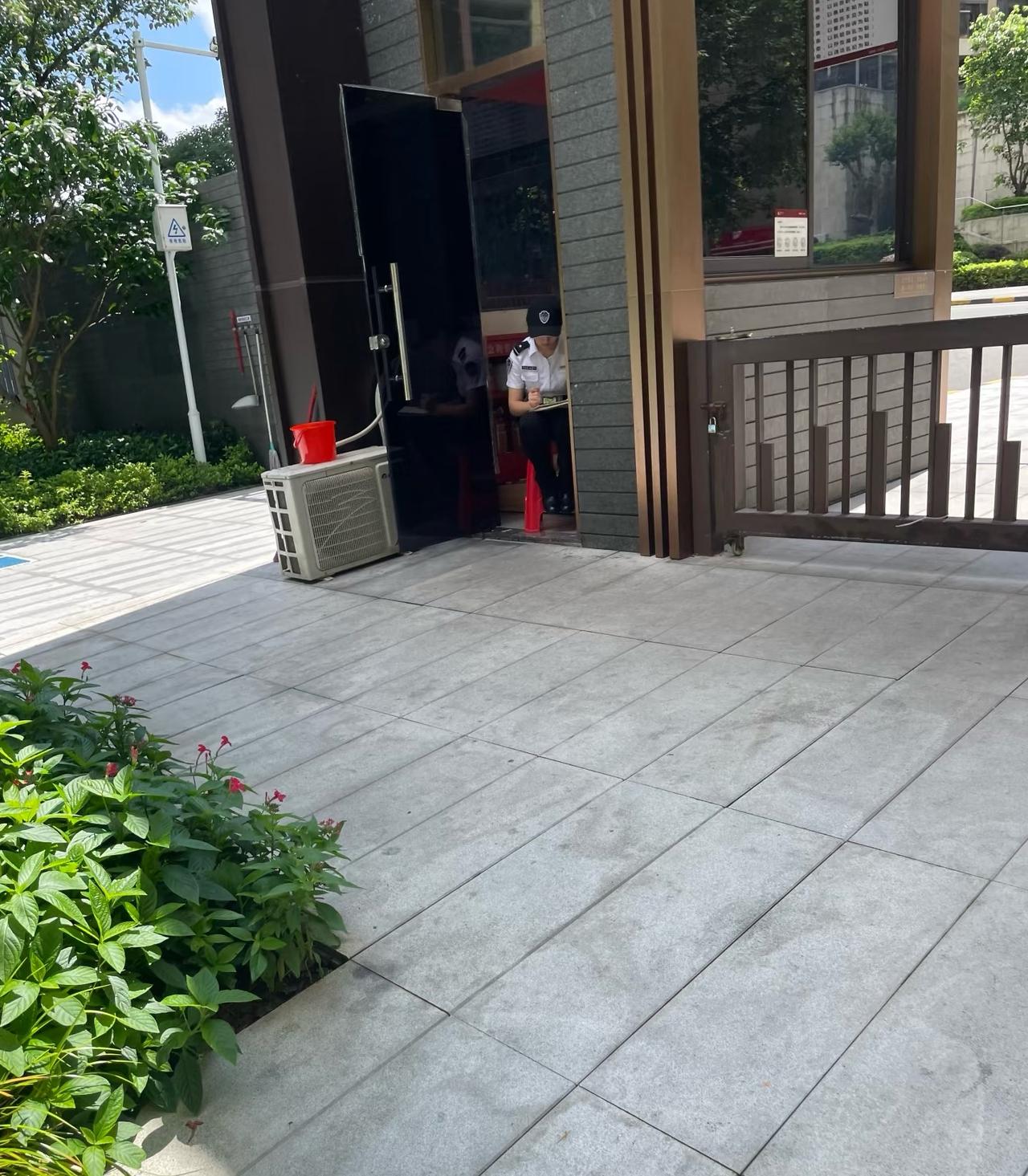 年轻人当保安！！！看到一个年轻小姐姐在小区当保安！可能22-25岁.长得也可