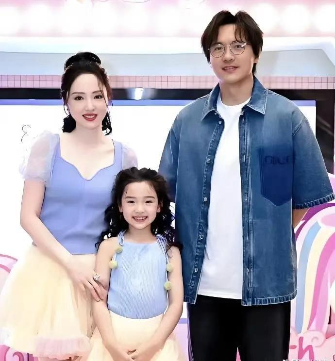 董璇与张维伊牵着小酒窝董璇与张维伊自2025年牵手以来，不仅收获了外界的好奇