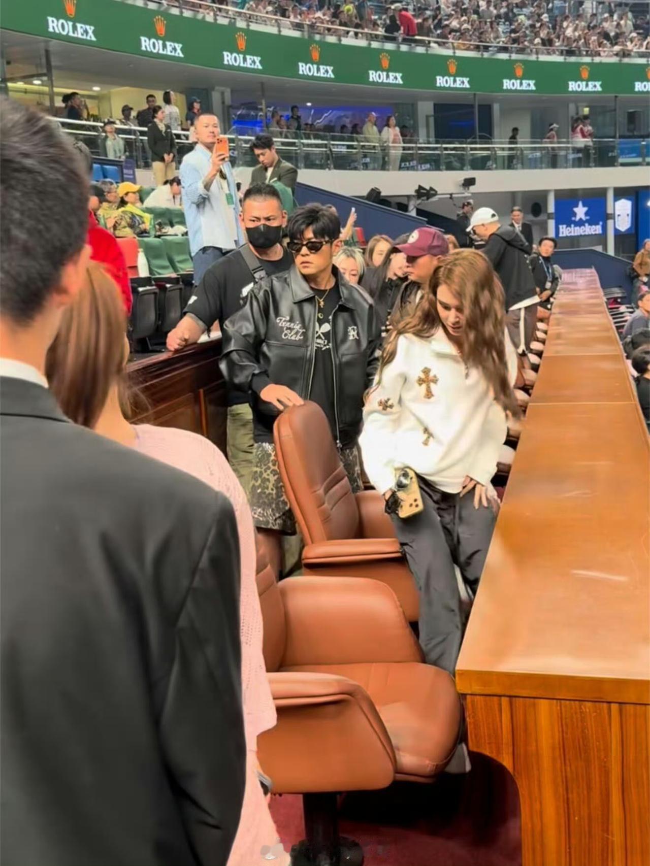 周杰伦与昆凌现身上海劳力士大师赛看台，夫妻同框观赛，画面甜蜜十足。昆凌生图状态在