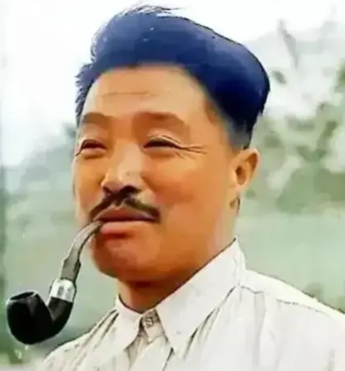 1947年7月23日，小河会议结束后，毛主席突然找到贺龙，神色凝重地说：“有句话