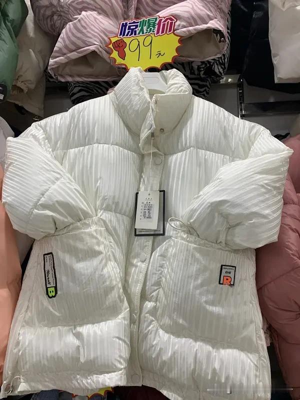 山姆499元羽绒服充绒400克卖爆山姆这款499元充绒400克的羽绒服最近可太