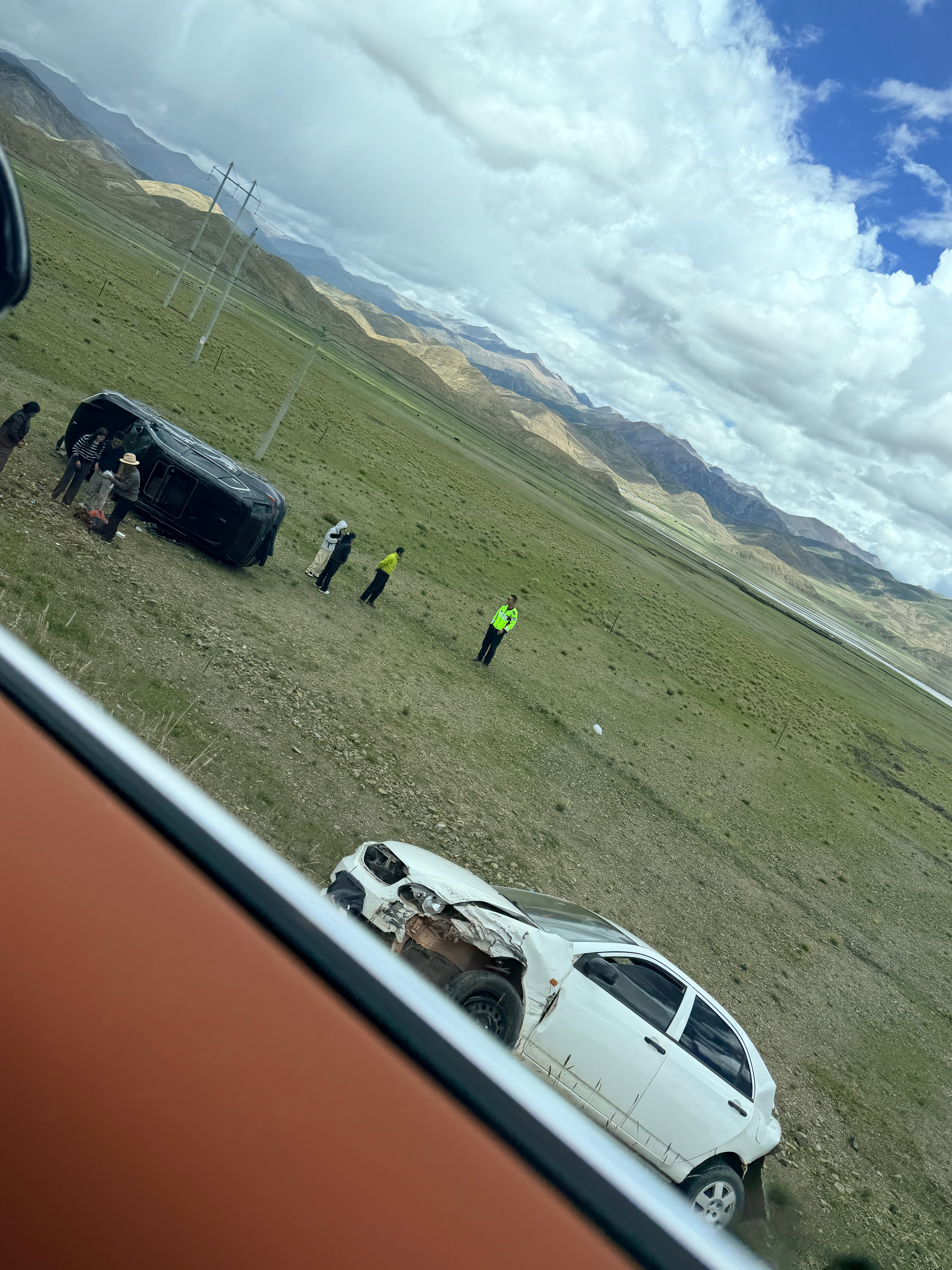 在318国道自驾的路上看到一堆翻车事故……出来玩还是得注意安全啊​​