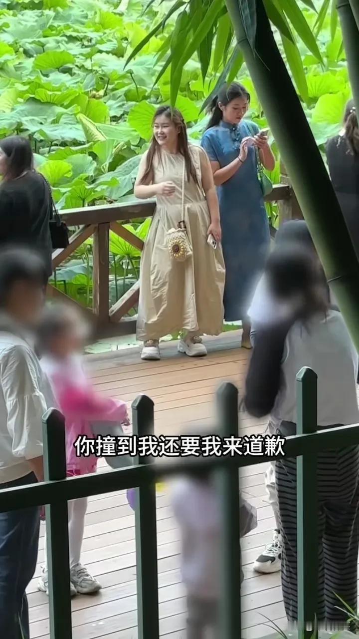 太逆天了！昆明翠湖一名摄影师被小孩子从后面撞到，家长要求摄影师道歉！摄影师：