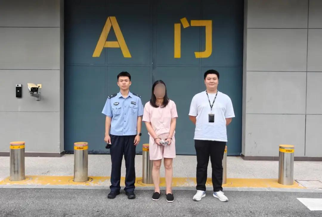 一位53岁的无业大妈，冒充27岁退伍女军官，先后骗了一位比她小两岁的中年男子和一