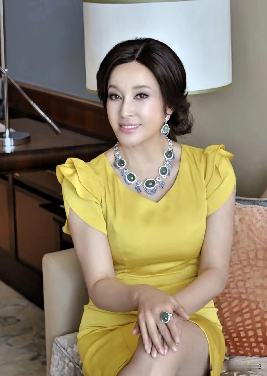 刘晓庆75岁了，远远看上去也就45岁，脸上还富有胶原蛋白……