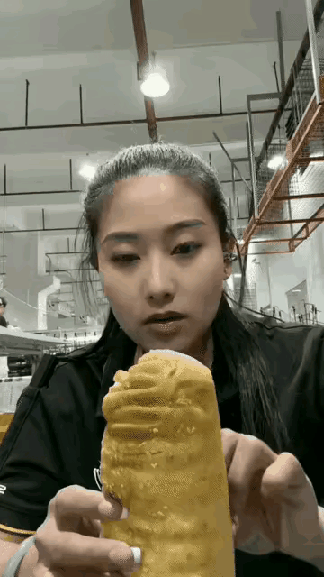 嘴巴：啥东西过去了？嗓子：不知道！胃：要吓死人呀？屁眼：都一样，都一样[拿