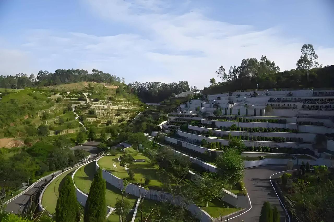 河南南阳公墓这事儿最近挺受关注，说白了就是公共场所闹了暴力冲突，还牵扯着企业之间