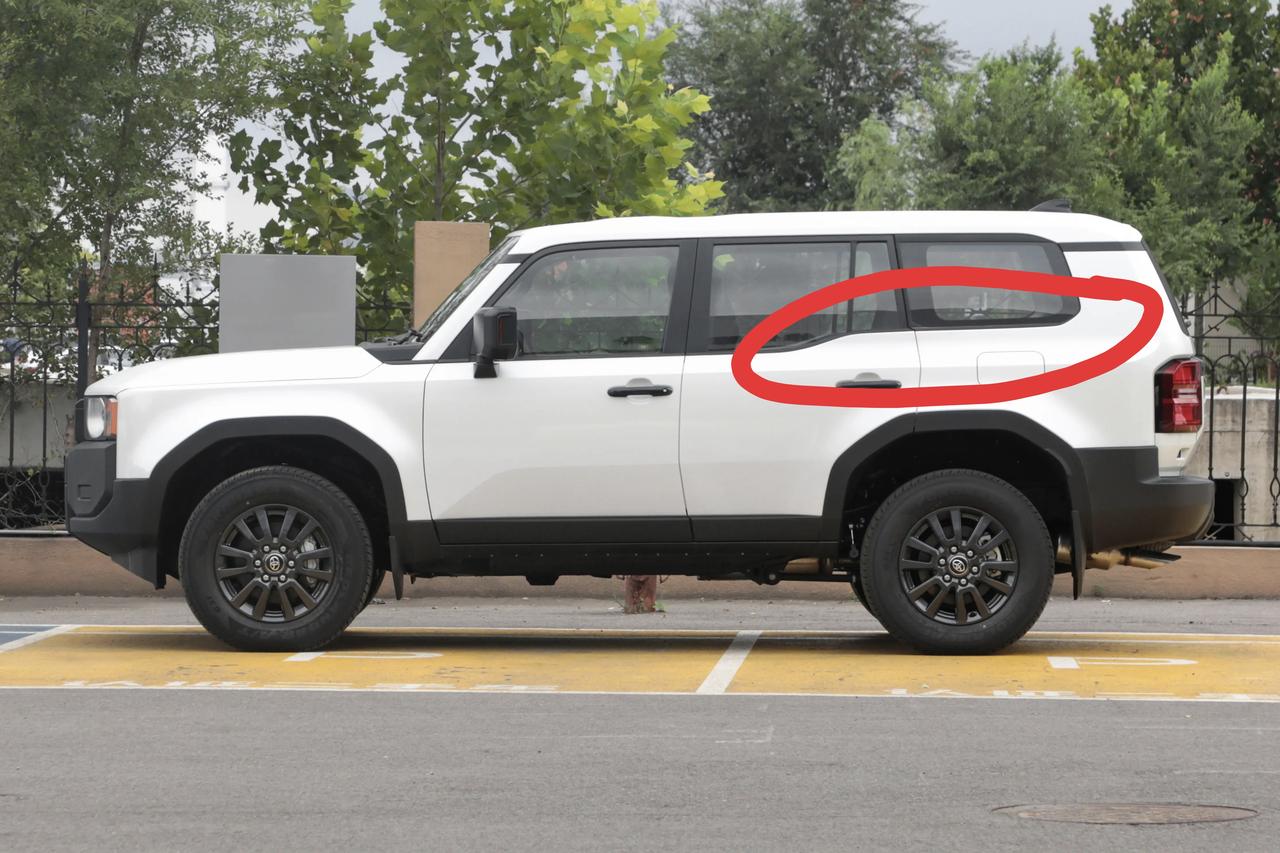 丰田普拉多，能不能把这根线条拉直了?B柱到C柱的玻璃窗下沿，这根扭曲的线条，