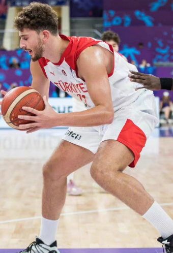 这个申京真的问题太严重了！根本没任何防守能力！让他防个最容易防的一个二轮秀球员