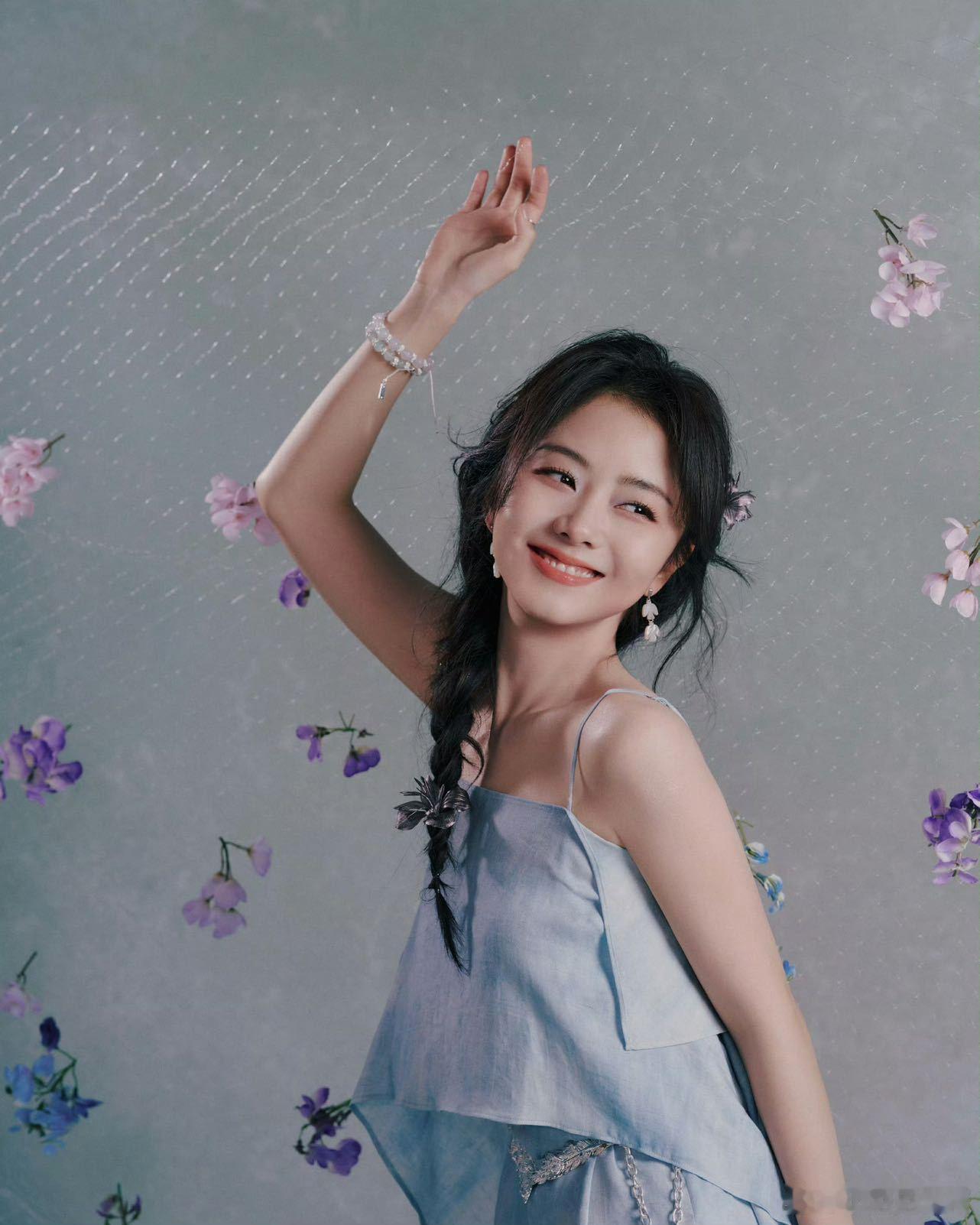 谭松韵谭松韵受父母辈喜欢的原因角色可甜可飒适配多题材，影视领域双线开花，这份过