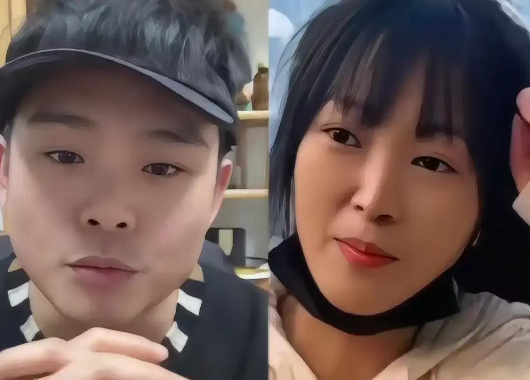 重庆五金老板蹲在土灶前添柴，顺手给主播“呆呆”刷了十万礼物。网友把两段画面拼一