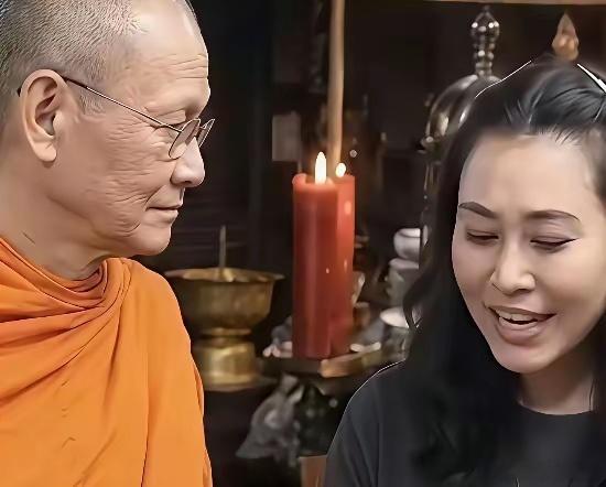66岁的阿赞初，在圆桌上稳稳当当完成高难度动作，你敢信？评论区一片夸桌子结实，我