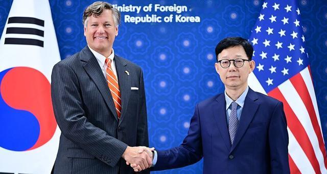 韩国最大在野党国民力量党党代表张东赫，近期会见新任美国驻韩大使米歇尔・斯蒂尔。斯