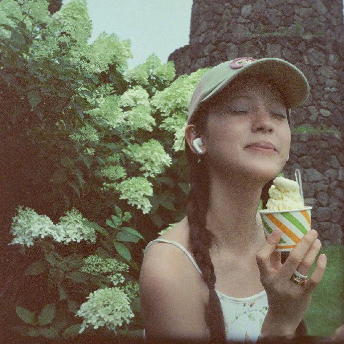 欧阳娜娜胶片感照片欧阳娜娜镜头下的自由生命力欧阳娜娜的照片真是太有生命力啦！欧