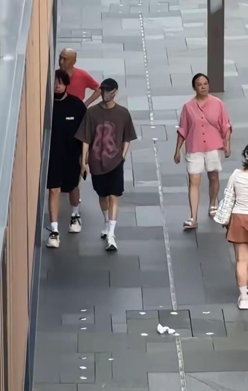 38岁的罗云熙私生活好简单，不工作时基本上都是回老家成都陪父母
