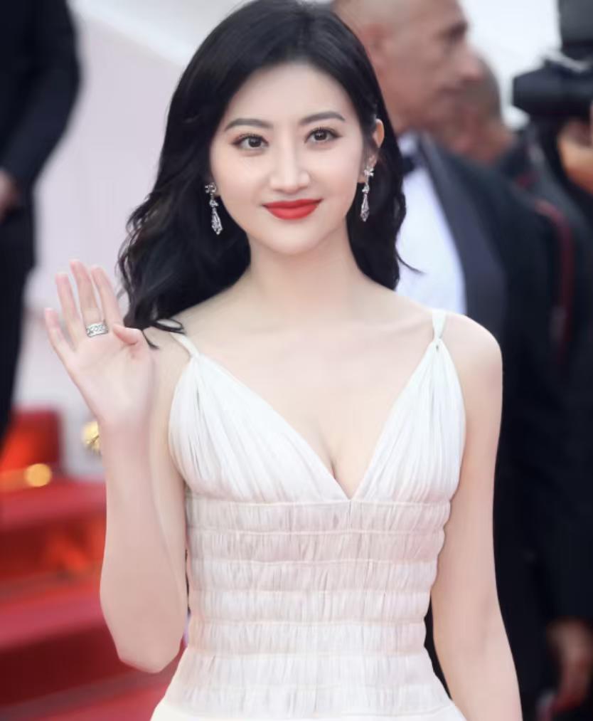 景甜啥都好，就是看人的眼光不行，她出道至今，给人的感觉就是人美心善，在过去的那些