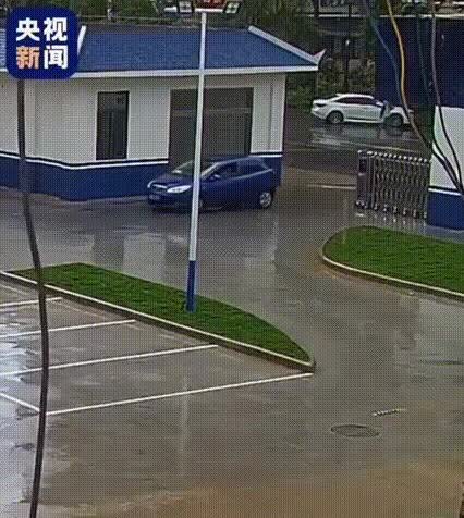 笑喷了！央视新闻发了一则视频，云南西双版纳一位司机因为尿急直接开进了一个大院借厕