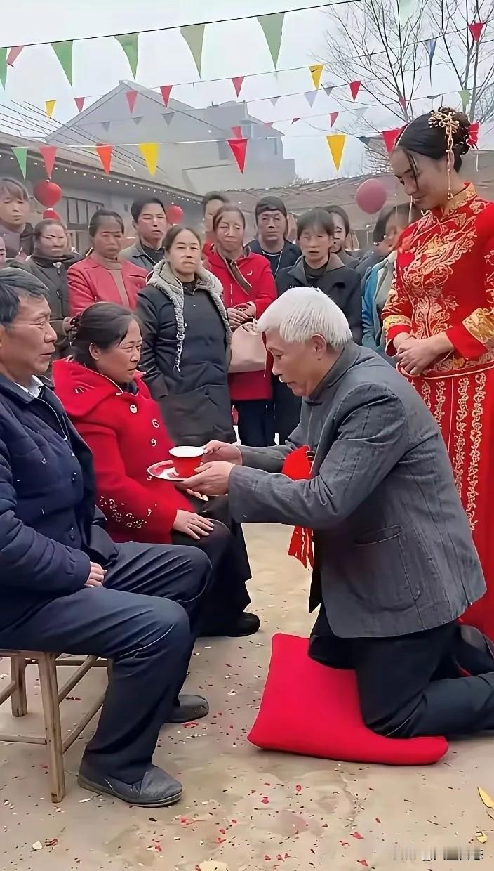 婚礼上，65岁白发女婿给60岁岳父敬茶，岳父黑脸：年龄倒挂的婚姻是自由还