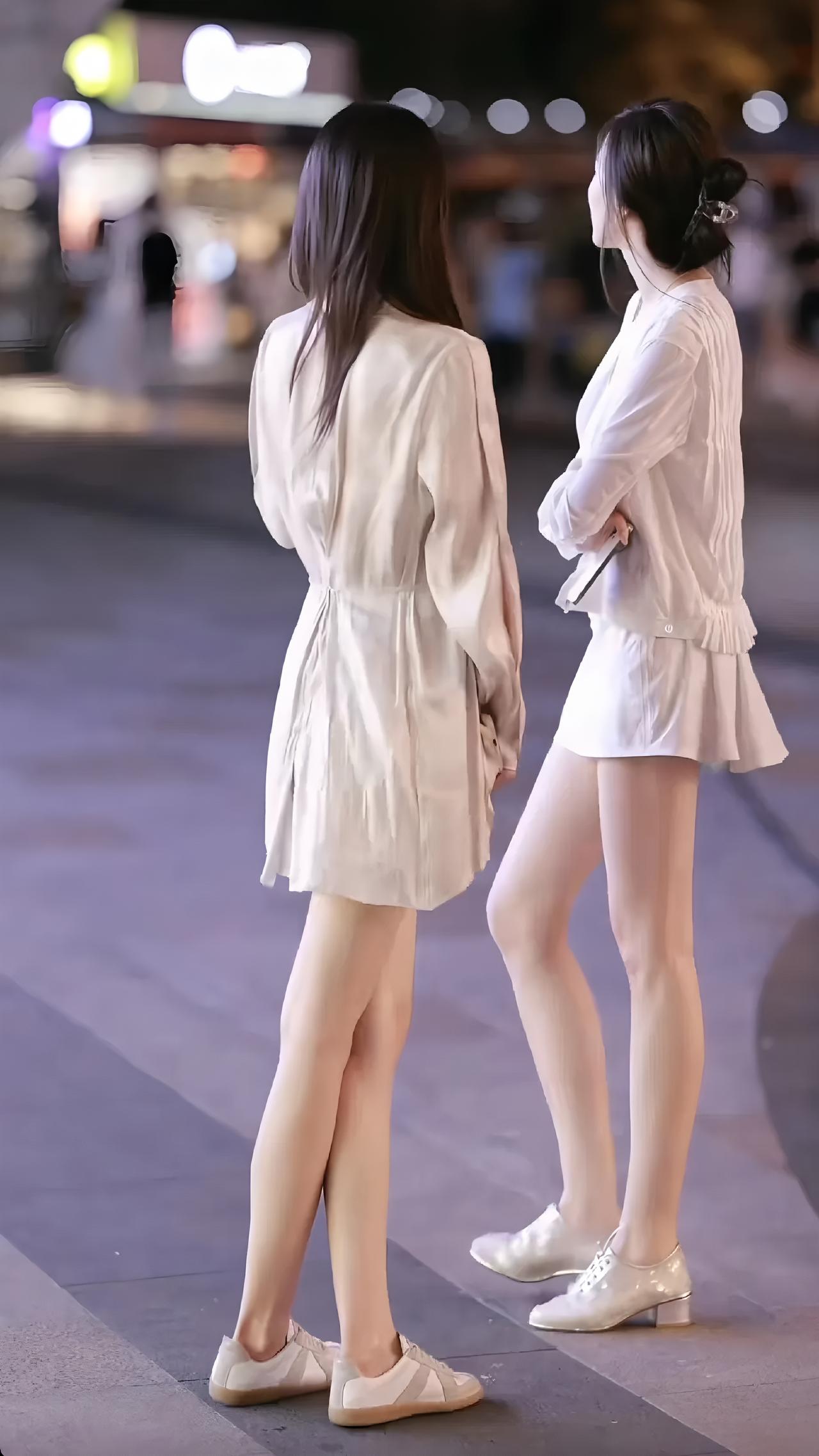 不讨好谁，不委屈自己。眼神要干净，举止要从容。站在人群中安安静静也很亮眼。