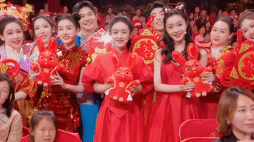 23年春晚赵丽颖已经36岁了，可看着她和旁边98年的宋祖儿没差！一样的甜美可爱，