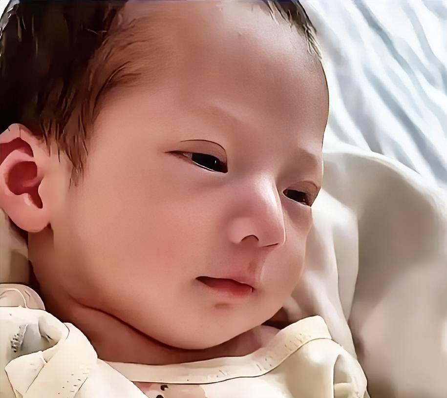 哇塞！马筱梅的儿子长的太好看了，快满月的小宝宝睁眼照来啦。，汪宝儿有着一副