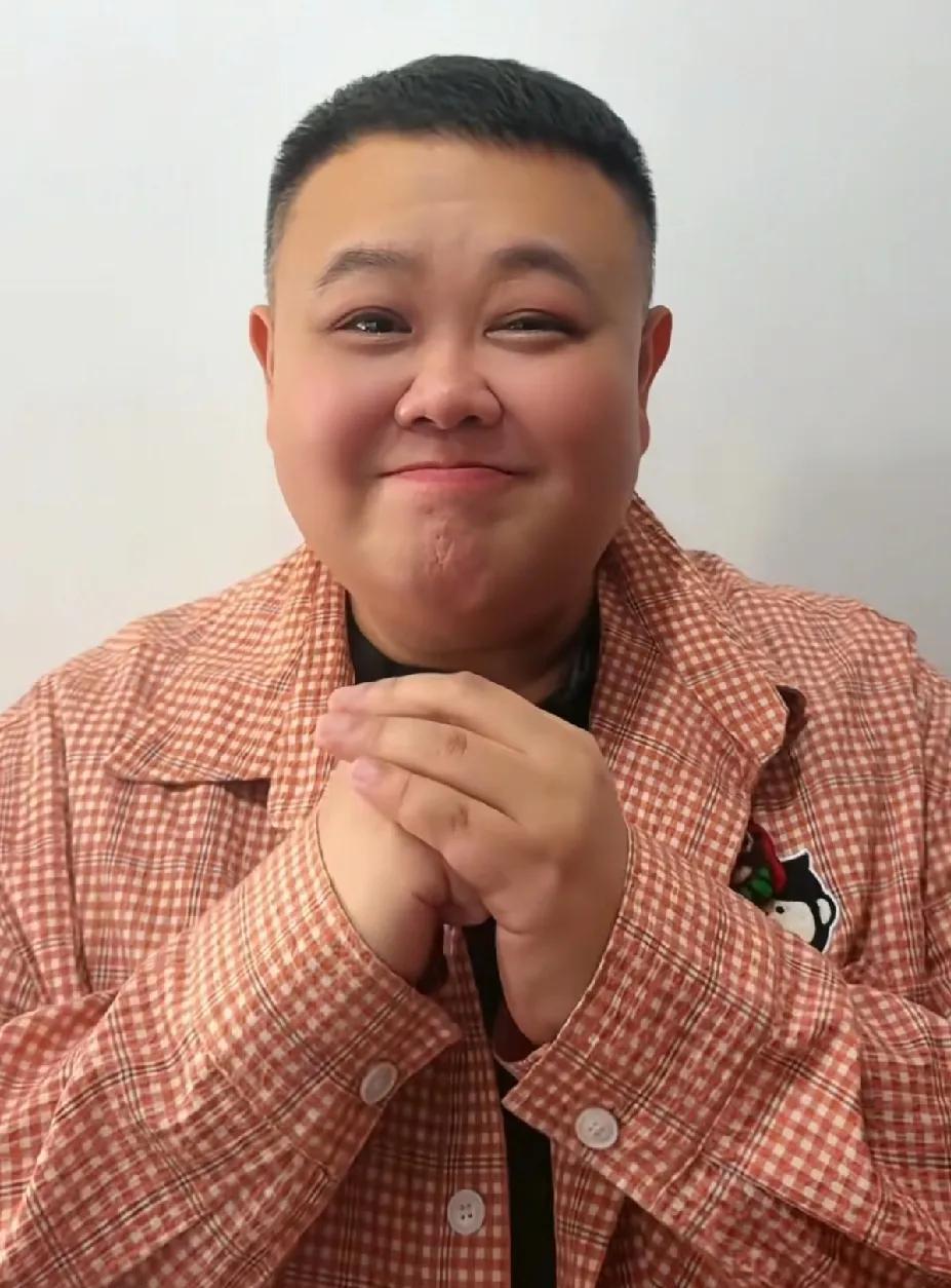 孙越是郭德纲的员工，是岳云鹏的搭档。少年时期的孙越，曾经跟着马贵荣学习相声，后