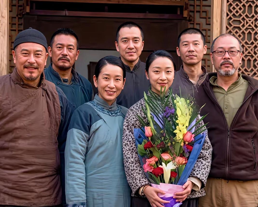 七位演员同框合影！张嘉译、秦海璐一眼就能认出来。[比心]😯唯独抱着鲜