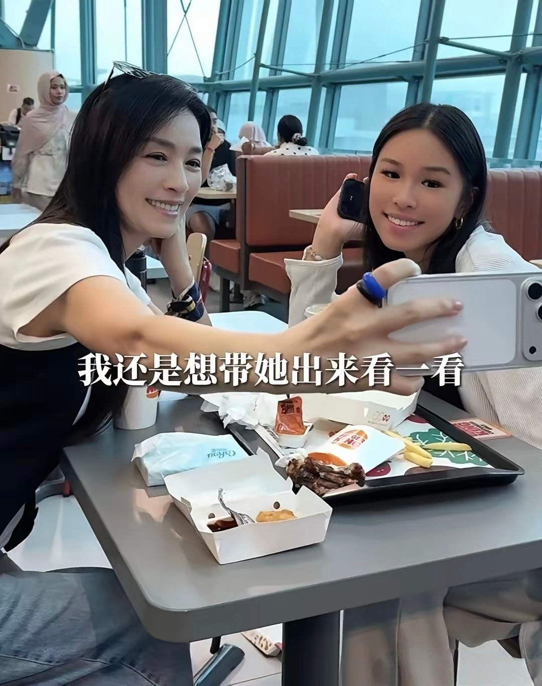 张庭晒与女儿暑假旅行，母女俩肤色一黑一白，年龄明明相差40岁，同框却像一对姐妹花