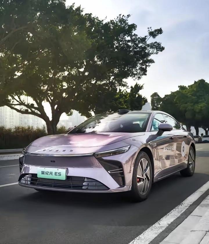 反转再反转，这才是中国新能源汽车的发展常态！也是不争的事实！1. 2022年