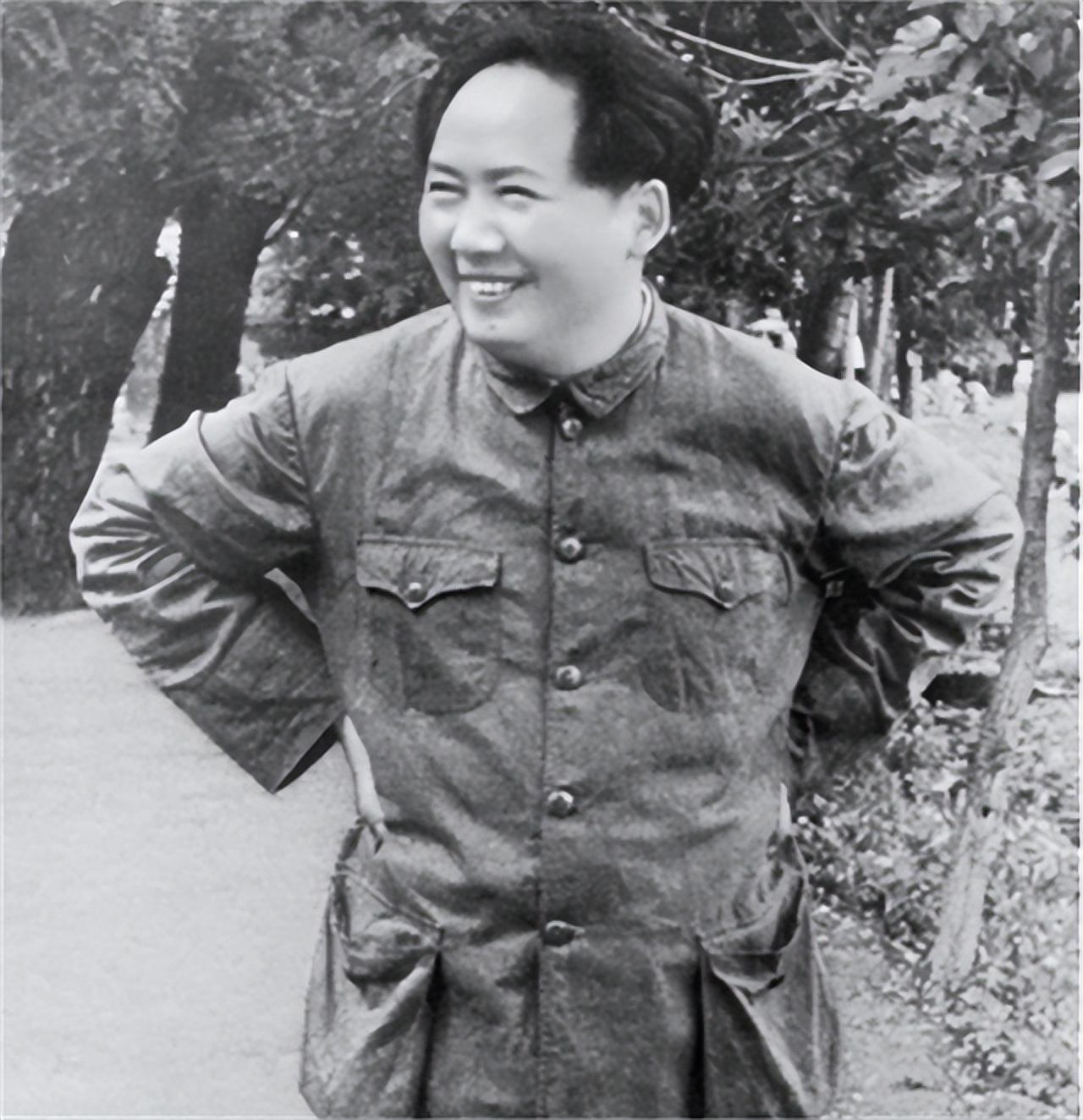 1955年，将帅大授衔时，毛主席曾笑呵呵对陈赓大将说：“怎么样，跟我干比跟蒋介石