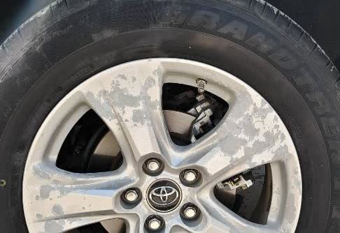 2024款丰田rav4荣放，车主使用不过一年，四个轮胎出现不同程度掉漆，最严重的